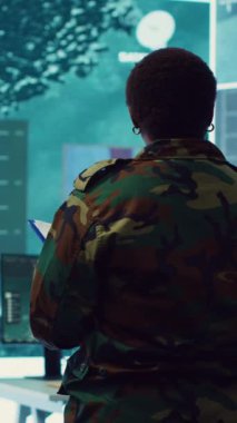 Dikey Video Kadın Albayı, komuta merkezindeki mürettebatına önemli uydu bilgileri sağlayarak, izleme odasında büyük verilerle özel bir operasyon yürütüyor. Düşman güç üssü hedefleniyor. Kamera A.