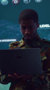 Dikey Video Piyade Birliği lideri askeri izleme odası ve komuta merkezinde büyük verileri inceliyor. Erkek ordu subayı ulusal güvenliği, stratejik ve taktik istihbaratı sağlar. Kamera.