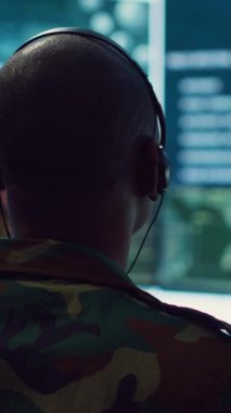 Vertical Video Army personeli, kıyı limanlarına demirleyen tüm gemileri doğrulayarak ulusal güvenlik protokollerini uyguluyor. Askeri komuta merkezindeki büyük ekranda radar takibini kullanıyorlar. Federal