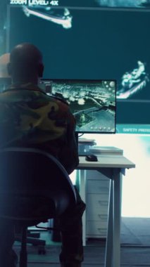 Bir dünya haritası uydu görüşü üzerinden yeni operasyon üsleri kuran Dikey Video Ordusu subayı, güç üssü komuta merkezine bağlanmayı garanti ediyor. Komutan CCTV radar görüntülerini çalıştırıyor.
