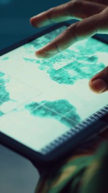 Dikey Video Ordusu askeri, küresel güvenliği sağlamak için uydu dünya haritasındaki hedefleri gözden geçirir, askeri komuta merkezinde tablet üzerinde çalışır. Özel kuvvetler, istihbarat için savaş alanı verilerini inceliyor. Kapat