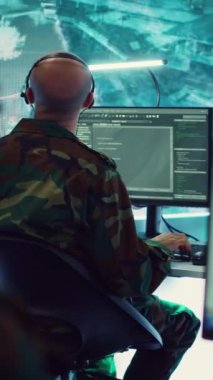 Sahil şeridine yaklaşan her gemiyi incelemek için CCTV radar takibi yapan dikey güvenlik ekipleri. Güvenlik ve güvenliği sağlayan çeşitli askeri personel