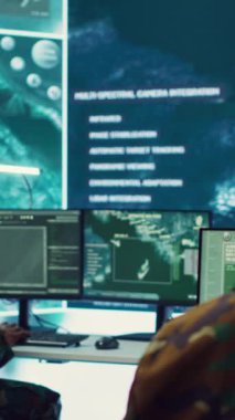 Vertical Video Personel Çavuşu, operasyon ekibini bilgilendirmek için gözetleme sistemlerinden istihbarat toplamak için görev dosyaları sağlıyor. Çeşitli savaş senaryoları ve sonuçları için hazırlıklar