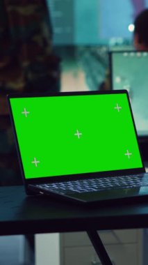 Dikey Video Kumandanı, askeri komuta merkezinde, ordu keşif bölümündeki bir yeşil ekranı inceliyor. Operatör sahadan istihbarat topluyor, gerçek zamanlı veri aktarıyor. Kamera.