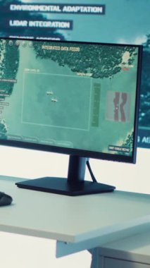 Vertical Video Government anti-terörizm kontrol merkezi ulusal keşif için kullanılan uydu güvenlik kameralarında büyük bir ekran ve radar takibi ile donatılmıştır. Boş askeri komuta alanı.