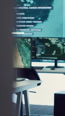 Vertical Video Boş Askeri Servis Merkezi tehditleri veya ulusal güvenlik alarmlarını takip ederdi. Federal bir kurum için yüksek teknolojili ekipmanlar. Geniş ekranlı ordu komuta merkezi.