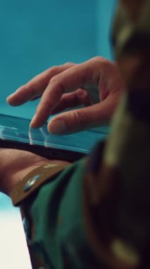 Vertical Video Army subayı, ulusal topraklardaki düşman uçaklarını ya da savaş gemilerini hedef alan bir dünya haritasında keşif sistemini inceliyor. Askeri personel mevzilenmiş birliklerin durumunu izliyor. Kapat.