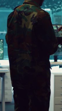 Dikey Video İstihbarat analistleri büyük veri analizini denetliyor ve koordine ediyor. Saha birliklerine yardım etmek için taktik bilgi işliyorlar. Gerçek zamanlı savaş bilgilerini izleyen memurlar