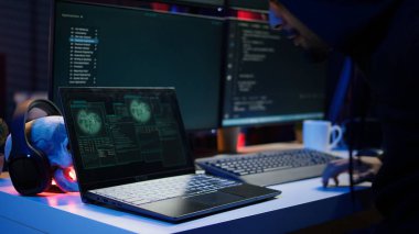 Hacker bavulunda dizüstü bilgisayarla yeraltı karargahına geliyor. Kötü amaçlı yazılım kodlamaya hazır. Siber suçlular ağ arka kapılarını sömürmek ve güvenlik önlemlerini atlatmak için defter açıyor.