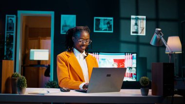 Okul araştırması yapan kendini adamış bir öğrenci vaka incelemesi ya da ödevle ilgili gerçek senaryolar, yaratıcı eğitim. Genç bir kadın gelecek çevrimiçi dersler için malzeme hazırlıyor. Kamera B.