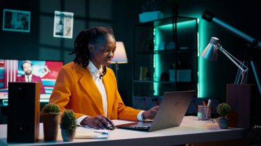 Merkez ofiste derslerine dizüstü bilgisayarla odaklanmış akademisyenlik ve yüksek lisans yapmaya kararlı bir öğrenci. Çalışkan kız ders materyallerini ve ders notlarını gözden geçiriyor. Kamera B.