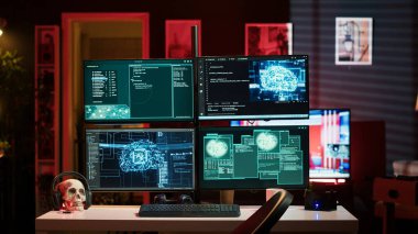 Saklanma yerindeki hackerlar, polis sirenleri tarafından bilgisayara kötü amaçlı yazılım kodları yazıp yakalanmadan önce kaçmak için engellendi. Hackleme karşıtı güvenlik güçleri tarafından bulunan suçlu mağarası, kamera A
