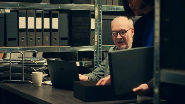 Adli tıp ekibi gizli belgeleri ve tıbbi kayıtları inceliyor. Şüpheliyi bulmak için olay yeri zaman çizelgesini yeniden canlandırmaya çalışıyorlar. Soruşturmayı müfettiş ve kanun adamı yürütüyor. Kamera A.