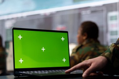 Askeri karargahtaki bir dizüstü bilgisayarda krom anahtar modelleme ekranını kullanan bir asker ulusal güvenliği sağlamak için gerçek zamanlı veri sağlıyor. Yüksek rütbeli servis elemanı pc 'yi kopyalama alanı görüntüsü ile kullanır.