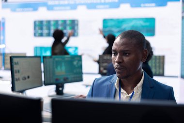 İş analisti istatistik ve raporları inceleyerek proje yapısı içinde herhangi bir engel tespit ederek üretkenliği sağlamak için çözümler hazırlıyor. Yönetici şirket numaralarını inceler.