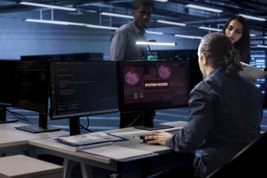 Sunucu merkezindeki bilgisayar bilimcisi, ekipmanları hackerdan korumak için iş arkadaşlarını arıyor. Bilgi işlem uzmanı güvenlik ihlali uyarısını düzeltmek için yardım istiyor.