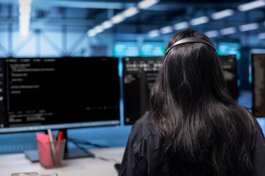 Sunucu merkezindeki yazılım geliştiricisi verilerin potansiyel tehditlerden korunmasını sağlıyor. PC masasında çalışan yetkisiz erişime karşı veri merkezini koruyor