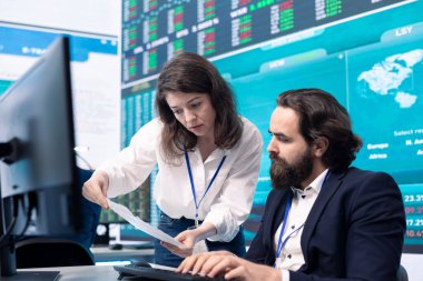 Şirket çalışanları, iş hedeflerine ulaşmada, bütçe ve kaynak oluşturmada yardımcı olmak için proje detayları ve büyük verileri paylaşıyorlar. Yönetim ekibi bilgi paylaşıyor.