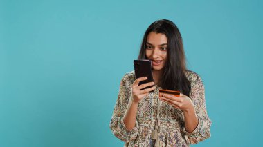 Telefon sitesine ödeme metodu ekleyen bir kadın terfi ve stüdyo geçmişinden faydalanmaktan zevk alıyor. İnternet alışverişi yapmaktan heyecan duyan kişi, akıllı telefondan kredi kartı verilerini yazmak, kamera A