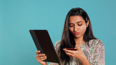 Satın almaya çalışan bir kadın, internet sitesine ödeme metodu, stüdyo arka planına eklerken alınan hatalar yüzünden hayal kırıklığına uğramış. Üzgün insan internet alışverişi yapamaz, kart reddedilir, kamera B