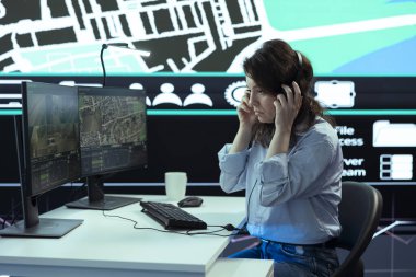 Kadın operatör, müşterilere hızlı teslimat sağlamak için çağrı merkezinde çalışır. Gecikme şikâyetleriyle ilgilenir. Çalışan, kuryeler için radar yoluyla yoğun trafikten kaçınmak için alternatif yollar buluyor.