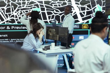 Uykusu bölünmüş bir kadın trafikte kuryeleri takip ediyor ve yerlerini tespit ediyor, nakliye kamyonu şoförlerine uydu ve radar navigasyonunda GPS üzerinden rehberlik ediyor. Çalışan ekspres nakliye işinde çalışıyor..