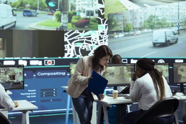 Uydu haritasıyla sipariş takibi ve sevkiyata yardımcı olması için çeşitli personel lojistiğe bakıyor. Teslimat kamyonu şoförleri için daha hızlı rotalar bulan Ajans, CCTV kamu sistemini çalıştırıyor.