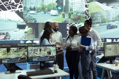 Çeşitli operatörlerden oluşan bir ekip hızlı nakliye için güçlerini birleştiriyor, şehir trafiğini önlemek için yeni güzergahlar buluyorlar. Güvenlik kamerası görüntüleri ve GPS navigasyonunda faaliyet gösteren bir kurum..