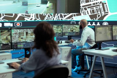 Çeşitli çalışanlar kuryelere uydu navigasyonu üzerinden GPS koordinatları veriyor. Şehir haritasını kullanarak hızlı teslimat hizmetleri için trafikten kaçıyorlar. Operatörler kamyonların güzergahlarını bildiriyor.