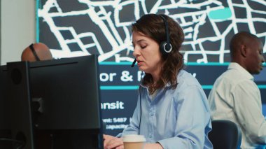 Kadın çağrı merkezi operatörü dur ışıklarındaki radar sistemini izledikten sonra trafikten yön bildiriyor. Personel sipariş takibi ve hızlı teslimat üzerinde çalışıyor. Kamera A.
