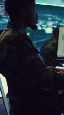 Dikey Video Askeri, taktik verileri keşif radar sistemiyle uygular ve işlerken operasyonel alandaki askerlere yardım etmek için kapsamlı savaş alanı haritaları oluşturur. Bir zeka için