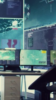Dikey Video Boş Askeri Operasyon Merkezi radar görüntülerindeki tehditleri takip ederdi. Bir devlet dairesi için yüksek teknoloji donanımı. Ordu Komuta Merkezi, büyük ekranlı, gizli