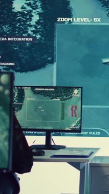 Sahil şeridine yaklaşan her gemiyi incelemek için CCTV radar takibi yapan dikey güvenlik ekipleri. Güvenlik ve güvenliği sağlayan çeşitli askeri personel