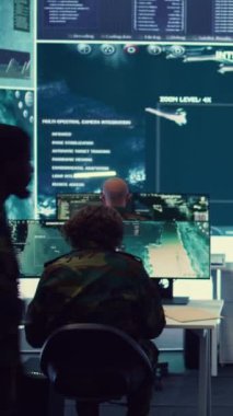 Dikey Videolar, kendi bölümleri içindeki düşman uçak ve füzelerini tespit etmek ve takip etmek için radar sistemlerinde faaliyet gösterir. Planlanan operasyonları korumak için hava koşullarını analiz et