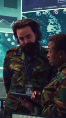 Ordu subaylarından oluşan dikey video ekibi düşman hatlarından gelen önemli bilgileri inceliyor ve bir askeri komuta merkezinde avantaj sağlıyor. Güç üssünde uydu görüntülerini kullanan insanlar.