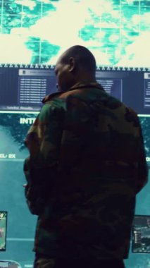 Ordunun dikey video generali kontrol merkezinde özel keşif görevine nezaret ediyor, CCTV görüntüleri ve büyük ekranda bir dünya haritası ile istihbarat toplama operasyonları yürütüyor. Kamera B.