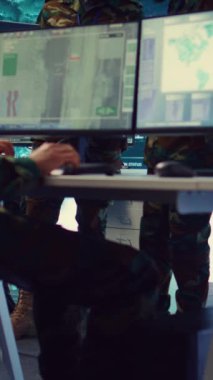 Operasyon alanı içindeki askeri hava araçları için hava trafiğini yöneten dikey video memurları ekibi CCTV radar takibi kullanıyor. Mürettebatına görev planlarının değerlendirilmesi ve sunulması