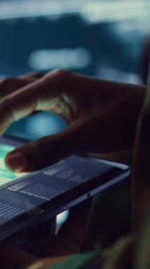 Dikey video donanma operasyon uzmanı tabletinde GPS sistemi olan bir dünya haritasını inceleyerek düşman gemilerinin izini bulmaya çalışıyor. General görevler için hükümet uydu verilerini kullanıyor. Kapat