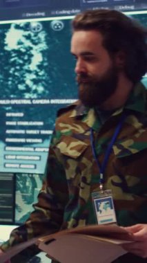 Vertical Video Personel Çavuşu, operasyon ekibini bilgilendirmek için gözetleme sistemlerinden istihbarat toplamak için görev dosyaları sağlıyor. Çeşitli savaş senaryoları ve sonuçları için hazırlıklar