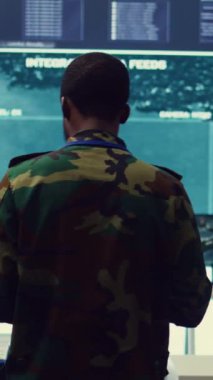 Vertical Video Army subayı, yeni bir görev için uydu radar görüntülerini inceleyerek mürettebatıyla birlikte askeri karargahta faaliyet gösteriyor. Federal ajanlar kontrol altında.