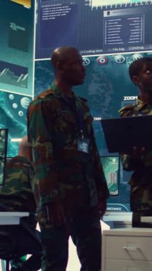Dikey video ordu komutanları güvenlik kameralarına kayıtlı gerçek zamanlı verilerle saha operasyonlarını denetliyor. Askeri yetkililer görev detaylarını inceliyor. Güç üssündeki ordu savunma programı.