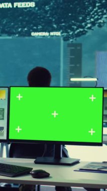 Vertical Video Private askeri CCTV uydu sistemi ile ulusal güvenlik faaliyetlerini izliyor, komuta merkezindeki yeşil ekran ekranla çalışıyor. Bilgi işlem operatörü gemileri izliyor.