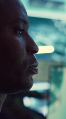 Dikey video albayı federal radar sistemlerinden istihbarat topluyor, mürettebatıyla birlikte askeri komuta odasında çalışıyor. Keşif görevi için uydu görüntülerini inceliyorum.