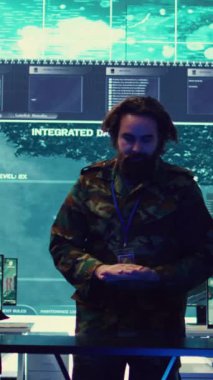 Dikey Video Ordusu subayları, önemli saha bilgilerini topladıktan sonra operasyon planlarını düşünerek yeni görev için bir brifing hazırlamak amacıyla bir hologramla ilgili verileri gözden geçiriyorlar. Yüksek teknoloji holografik görüntü