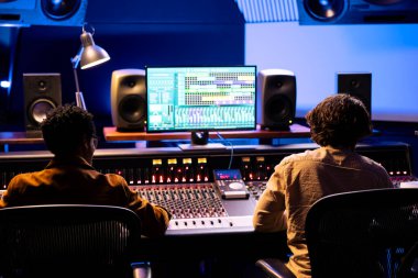 Şarkıcı ve bestecilerden oluşan bir ekip stüdyoda kayıt yapıyor, kontrol odasında teknik ekipmanlarla müzik düzenliyor ve işliyor. Müzisyen ve ses mühendisi bir albüm için beste yapıyor.