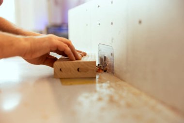 Zanaatkar montaj stüdyosunda köşeli eklem kullanır, özel kesimler yapar, ahşap sanat eserleri yapar, yakın plan çekimler yapar. Tamirci tarafından ahşap işlemek için kullanılan çarklı kalıba odaklan.