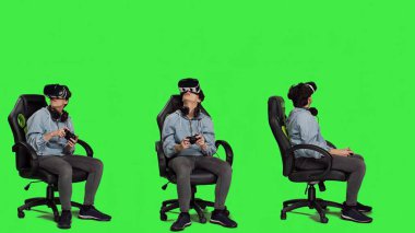 Üzgün kadın video oyunları ve video gözlüklü spor turnuvasını kaybediyor, yeşil ekrana karşı sanal gerçeklik ve 3 boyutlu interaktif kulaklık kullanarak online yarışma yapıyor. Kızgın bir oyuncu. Kamera A.