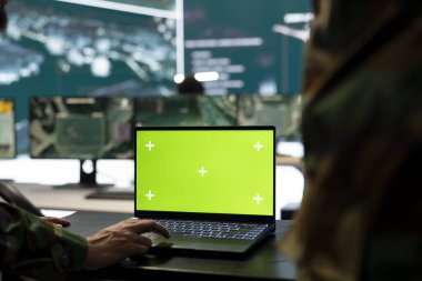 Trooper genel merkezdeki bir dizüstü bilgisayarda krom anahtar modelini görüntüler ve ulusal güvenlik için gerçek zamanlı bilgi sağlar. Yüksek rütbeli üye, pc 'yi kopyalama alanı ekranı ile kullanır.