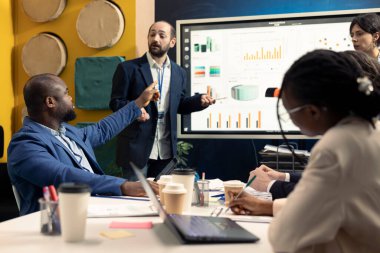 İş ortakları, çevrimiçi araştırmalardan elde edilen bilgi grafikleri ve istatistikler hakkında fikir alışverişinde bulunmak ve fikir alışverişinde bulunmak için toplanır. Organizasyon geliştirme planı üzerinde çalışan ekip.