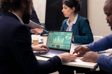 Pazarlama ekibi yönetim kurulu konferansında yeni dijital dönüşüm stratejileri geliştiriyor, operasyonel verimliliği ve performansı artırıyor. Profesyoneller örgütsel iş akışını geliştirir.